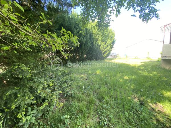 NOUVEAUTE A SAISIR !

À seulement 3 minutes de la gare et des commerces, découvrez cette charmante maison de plain-pied de 60 m², située dans un secteur calme, agréable et recherché.

✨ Entièrement rénovée avec goût, cette maison lumineuse vous séduira par ses prestations modernes et son excellent confort thermique grâce à une isolation intérieure entièrement refaite.

Elle se compose de :

* 2 chambres avec dressing
* Une cuisine moderne ouverte sur un salon/séjour très lumineux
* Une salle d'eau fonctionnelle avec douche et double vasques
* WC séparés avec lave-mains

Prestations de qualité :
✔ Double vitrage avec stores électriques intégrés
✔ Pompe à chaleur installée en 2021
✔ Aucun travaux intérieur à prévoir
✔ Maison entièrement rénovée au goût du jour
✔ Très bonne performance énergétique

La maison bénéficie également d’une belle exposition sud-ouest offrant une luminosité optimale tout au long de la journée, ainsi qu’une agréable terrasse parfaitement exposée pour profiter des beaux jours.

Un vide sanitaire d’environ 1,80 m permet un bel espace de stockage très pratique.

Le tout sur un terrain de 420 m², idéal pour profiter des extérieurs en toute tranquillité.

📍 Emplacement idéal : proche gare, commerces et commodités tout en bénéficiant d’un environnement paisible.
La commune dispose également d’écoles maternelles et élémentaires, un véritable atout pour les familles.

Une maison clé en main, idéale pour un premier achat, un couple ou un investissement.
 
N'hésitez pas à me contacter pour plus d'informations !