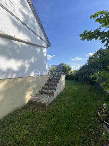 NOUVEAUTE A SAISIR !

À seulement 3 minutes de la gare et des commerces, découvrez cette charmante maison de plain-pied de 60 m², située dans un secteur calme, agréable et recherché.

✨ Entièrement rénovée avec goût, cette maison lumineuse vous séduira par ses prestations modernes et son excellent confort thermique grâce à une isolation intérieure entièrement refaite.

Elle se compose de :

* 2 chambres avec dressing
* Une cuisine moderne ouverte sur un salon/séjour très lumineux
* Une salle d'eau fonctionnelle avec douche et double vasques
* WC séparés avec lave-mains

Prestations de qualité :
✔ Double vitrage avec stores électriques intégrés
✔ Pompe à chaleur installée en 2021
✔ Aucun travaux intérieur à prévoir
✔ Maison entièrement rénovée au goût du jour
✔ Très bonne performance énergétique

La maison bénéficie également d’une belle exposition sud-ouest offrant une luminosité optimale tout au long de la journée, ainsi qu’une agréable terrasse parfaitement exposée pour profiter des beaux jours.

Un vide sanitaire d’environ 1,80 m permet un bel espace de stockage très pratique.

Le tout sur un terrain de 420 m², idéal pour profiter des extérieurs en toute tranquillité.

📍 Emplacement idéal : proche gare, commerces et commodités tout en bénéficiant d’un environnement paisible.
La commune dispose également d’écoles maternelles et élémentaires, un véritable atout pour les familles.

Une maison clé en main, idéale pour un premier achat, un couple ou un investissement.
 
N'hésitez pas à me contacter pour plus d'informations !