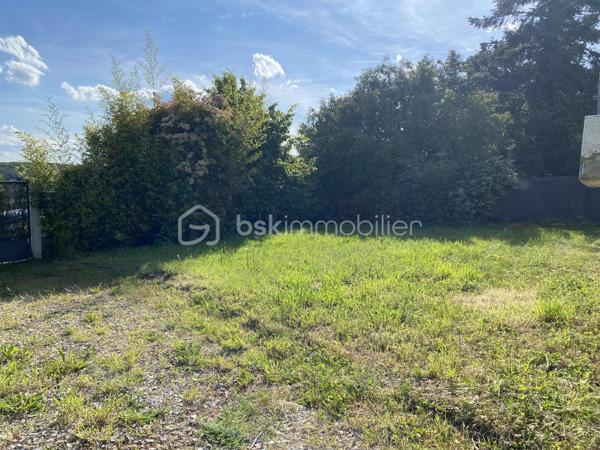 NOUVEAUTE A SAISIR !

À seulement 3 minutes de la gare et des commerces, découvrez cette charmante maison de plain-pied de 60 m², située dans un secteur calme, agréable et recherché.

✨ Entièrement rénovée avec goût, cette maison lumineuse vous séduira par ses prestations modernes et son excellent confort thermique grâce à une isolation intérieure entièrement refaite.

Elle se compose de :

* 2 chambres avec dressing
* Une cuisine moderne ouverte sur un salon/séjour très lumineux
* Une salle d'eau fonctionnelle avec douche et double vasques
* WC séparés avec lave-mains

Prestations de qualité :
✔ Double vitrage avec stores électriques intégrés
✔ Pompe à chaleur installée en 2021
✔ Aucun travaux intérieur à prévoir
✔ Maison entièrement rénovée au goût du jour
✔ Très bonne performance énergétique

La maison bénéficie également d’une belle exposition sud-ouest offrant une luminosité optimale tout au long de la journée, ainsi qu’une agréable terrasse parfaitement exposée pour profiter des beaux jours.

Un vide sanitaire d’environ 1,80 m permet un bel espace de stockage très pratique.

Le tout sur un terrain de 420 m², idéal pour profiter des extérieurs en toute tranquillité.

📍 Emplacement idéal : proche gare, commerces et commodités tout en bénéficiant d’un environnement paisible.
La commune dispose également d’écoles maternelles et élémentaires, un véritable atout pour les familles.

Une maison clé en main, idéale pour un premier achat, un couple ou un investissement.
 
N'hésitez pas à me contacter pour plus d'informations !