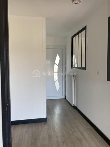 NOUVEAUTE A SAISIR !

À seulement 3 minutes de la gare et des commerces, découvrez cette charmante maison de plain-pied de 60 m², située dans un secteur calme, agréable et recherché.

✨ Entièrement rénovée avec goût, cette maison lumineuse vous séduira par ses prestations modernes et son excellent confort thermique grâce à une isolation intérieure entièrement refaite.

Elle se compose de :

* 2 chambres avec dressing
* Une cuisine moderne ouverte sur un salon/séjour très lumineux
* Une salle d'eau fonctionnelle avec douche et double vasques
* WC séparés avec lave-mains

Prestations de qualité :
✔ Double vitrage avec stores électriques intégrés
✔ Pompe à chaleur installée en 2021
✔ Aucun travaux intérieur à prévoir
✔ Maison entièrement rénovée au goût du jour
✔ Très bonne performance énergétique

La maison bénéficie également d’une belle exposition sud-ouest offrant une luminosité optimale tout au long de la journée, ainsi qu’une agréable terrasse parfaitement exposée pour profiter des beaux jours.

Un vide sanitaire d’environ 1,80 m permet un bel espace de stockage très pratique.

Le tout sur un terrain de 420 m², idéal pour profiter des extérieurs en toute tranquillité.

📍 Emplacement idéal : proche gare, commerces et commodités tout en bénéficiant d’un environnement paisible.
La commune dispose également d’écoles maternelles et élémentaires, un véritable atout pour les familles.

Une maison clé en main, idéale pour un premier achat, un couple ou un investissement.
 
N'hésitez pas à me contacter pour plus d'informations !