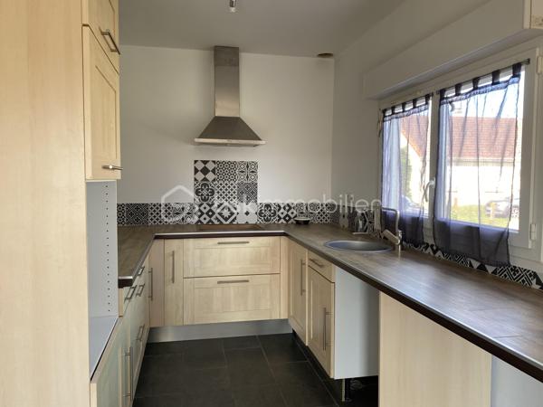 NOUVEAUTE A SAISIR !

À seulement 3 minutes de la gare et des commerces, découvrez cette charmante maison de plain-pied de 60 m², située dans un secteur calme, agréable et recherché.

✨ Entièrement rénovée avec goût, cette maison lumineuse vous séduira par ses prestations modernes et son excellent confort thermique grâce à une isolation intérieure entièrement refaite.

Elle se compose de :

* 2 chambres avec dressing
* Une cuisine moderne ouverte sur un salon/séjour très lumineux
* Une salle d'eau fonctionnelle avec douche et double vasques
* WC séparés avec lave-mains

Prestations de qualité :
✔ Double vitrage avec stores électriques intégrés
✔ Pompe à chaleur installée en 2021
✔ Aucun travaux intérieur à prévoir
✔ Maison entièrement rénovée au goût du jour
✔ Très bonne performance énergétique

La maison bénéficie également d’une belle exposition sud-ouest offrant une luminosité optimale tout au long de la journée, ainsi qu’une agréable terrasse parfaitement exposée pour profiter des beaux jours.

Un vide sanitaire d’environ 1,80 m permet un bel espace de stockage très pratique.

Le tout sur un terrain de 420 m², idéal pour profiter des extérieurs en toute tranquillité.

📍 Emplacement idéal : proche gare, commerces et commodités tout en bénéficiant d’un environnement paisible.
La commune dispose également d’écoles maternelles et élémentaires, un véritable atout pour les familles.

Une maison clé en main, idéale pour un premier achat, un couple ou un investissement.
 
N'hésitez pas à me contacter pour plus d'informations !