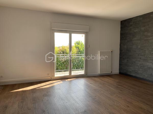 NOUVEAUTE A SAISIR !

À seulement 3 minutes de la gare et des commerces, découvrez cette charmante maison de plain-pied de 60 m², située dans un secteur calme, agréable et recherché.

✨ Entièrement rénovée avec goût, cette maison lumineuse vous séduira par ses prestations modernes et son excellent confort thermique grâce à une isolation intérieure entièrement refaite.

Elle se compose de :

* 2 chambres avec dressing
* Une cuisine moderne ouverte sur un salon/séjour très lumineux
* Une salle d'eau fonctionnelle avec douche et double vasques
* WC séparés avec lave-mains

Prestations de qualité :
✔ Double vitrage avec stores électriques intégrés
✔ Pompe à chaleur installée en 2021
✔ Aucun travaux intérieur à prévoir
✔ Maison entièrement rénovée au goût du jour
✔ Très bonne performance énergétique

La maison bénéficie également d’une belle exposition sud-ouest offrant une luminosité optimale tout au long de la journée, ainsi qu’une agréable terrasse parfaitement exposée pour profiter des beaux jours.

Un vide sanitaire d’environ 1,80 m permet un bel espace de stockage très pratique.

Le tout sur un terrain de 420 m², idéal pour profiter des extérieurs en toute tranquillité.

📍 Emplacement idéal : proche gare, commerces et commodités tout en bénéficiant d’un environnement paisible.
La commune dispose également d’écoles maternelles et élémentaires, un véritable atout pour les familles.

Une maison clé en main, idéale pour un premier achat, un couple ou un investissement.
 
N'hésitez pas à me contacter pour plus d'informations !