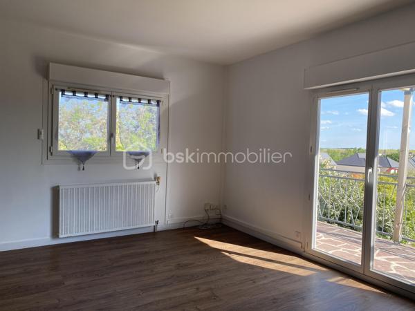 NOUVEAUTE A SAISIR !

À seulement 3 minutes de la gare et des commerces, découvrez cette charmante maison de plain-pied de 60 m², située dans un secteur calme, agréable et recherché.

✨ Entièrement rénovée avec goût, cette maison lumineuse vous séduira par ses prestations modernes et son excellent confort thermique grâce à une isolation intérieure entièrement refaite.

Elle se compose de :

* 2 chambres avec dressing
* Une cuisine moderne ouverte sur un salon/séjour très lumineux
* Une salle d'eau fonctionnelle avec douche et double vasques
* WC séparés avec lave-mains

Prestations de qualité :
✔ Double vitrage avec stores électriques intégrés
✔ Pompe à chaleur installée en 2021
✔ Aucun travaux intérieur à prévoir
✔ Maison entièrement rénovée au goût du jour
✔ Très bonne performance énergétique

La maison bénéficie également d’une belle exposition sud-ouest offrant une luminosité optimale tout au long de la journée, ainsi qu’une agréable terrasse parfaitement exposée pour profiter des beaux jours.

Un vide sanitaire d’environ 1,80 m permet un bel espace de stockage très pratique.

Le tout sur un terrain de 420 m², idéal pour profiter des extérieurs en toute tranquillité.

📍 Emplacement idéal : proche gare, commerces et commodités tout en bénéficiant d’un environnement paisible.
La commune dispose également d’écoles maternelles et élémentaires, un véritable atout pour les familles.

Une maison clé en main, idéale pour un premier achat, un couple ou un investissement.
 
N'hésitez pas à me contacter pour plus d'informations !