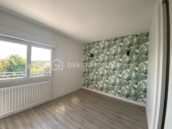NOUVEAUTE A SAISIR !

À seulement 3 minutes de la gare et des commerces, découvrez cette charmante maison de plain-pied de 60 m², située dans un secteur calme, agréable et recherché.

✨ Entièrement rénovée avec goût, cette maison lumineuse vous séduira par ses prestations modernes et son excellent confort thermique grâce à une isolation intérieure entièrement refaite.

Elle se compose de :

* 2 chambres avec dressing
* Une cuisine moderne ouverte sur un salon/séjour très lumineux
* Une salle d'eau fonctionnelle avec douche et double vasques
* WC séparés avec lave-mains

Prestations de qualité :
✔ Double vitrage avec stores électriques intégrés
✔ Pompe à chaleur installée en 2021
✔ Aucun travaux intérieur à prévoir
✔ Maison entièrement rénovée au goût du jour
✔ Très bonne performance énergétique

La maison bénéficie également d’une belle exposition sud-ouest offrant une luminosité optimale tout au long de la journée, ainsi qu’une agréable terrasse parfaitement exposée pour profiter des beaux jours.

Un vide sanitaire d’environ 1,80 m permet un bel espace de stockage très pratique.

Le tout sur un terrain de 420 m², idéal pour profiter des extérieurs en toute tranquillité.

📍 Emplacement idéal : proche gare, commerces et commodités tout en bénéficiant d’un environnement paisible.
La commune dispose également d’écoles maternelles et élémentaires, un véritable atout pour les familles.

Une maison clé en main, idéale pour un premier achat, un couple ou un investissement.
 
N'hésitez pas à me contacter pour plus d'informations !