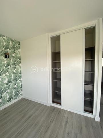 NOUVEAUTE A SAISIR !

À seulement 3 minutes de la gare et des commerces, découvrez cette charmante maison de plain-pied de 60 m², située dans un secteur calme, agréable et recherché.

✨ Entièrement rénovée avec goût, cette maison lumineuse vous séduira par ses prestations modernes et son excellent confort thermique grâce à une isolation intérieure entièrement refaite.

Elle se compose de :

* 2 chambres avec dressing
* Une cuisine moderne ouverte sur un salon/séjour très lumineux
* Une salle d'eau fonctionnelle avec douche et double vasques
* WC séparés avec lave-mains

Prestations de qualité :
✔ Double vitrage avec stores électriques intégrés
✔ Pompe à chaleur installée en 2021
✔ Aucun travaux intérieur à prévoir
✔ Maison entièrement rénovée au goût du jour
✔ Très bonne performance énergétique

La maison bénéficie également d’une belle exposition sud-ouest offrant une luminosité optimale tout au long de la journée, ainsi qu’une agréable terrasse parfaitement exposée pour profiter des beaux jours.

Un vide sanitaire d’environ 1,80 m permet un bel espace de stockage très pratique.

Le tout sur un terrain de 420 m², idéal pour profiter des extérieurs en toute tranquillité.

📍 Emplacement idéal : proche gare, commerces et commodités tout en bénéficiant d’un environnement paisible.
La commune dispose également d’écoles maternelles et élémentaires, un véritable atout pour les familles.

Une maison clé en main, idéale pour un premier achat, un couple ou un investissement.
 
N'hésitez pas à me contacter pour plus d'informations !