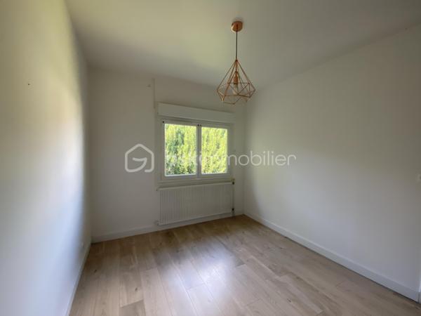 NOUVEAUTE A SAISIR !

À seulement 3 minutes de la gare et des commerces, découvrez cette charmante maison de plain-pied de 60 m², située dans un secteur calme, agréable et recherché.

✨ Entièrement rénovée avec goût, cette maison lumineuse vous séduira par ses prestations modernes et son excellent confort thermique grâce à une isolation intérieure entièrement refaite.

Elle se compose de :

* 2 chambres avec dressing
* Une cuisine moderne ouverte sur un salon/séjour très lumineux
* Une salle d'eau fonctionnelle avec douche et double vasques
* WC séparés avec lave-mains

Prestations de qualité :
✔ Double vitrage avec stores électriques intégrés
✔ Pompe à chaleur installée en 2021
✔ Aucun travaux intérieur à prévoir
✔ Maison entièrement rénovée au goût du jour
✔ Très bonne performance énergétique

La maison bénéficie également d’une belle exposition sud-ouest offrant une luminosité optimale tout au long de la journée, ainsi qu’une agréable terrasse parfaitement exposée pour profiter des beaux jours.

Un vide sanitaire d’environ 1,80 m permet un bel espace de stockage très pratique.

Le tout sur un terrain de 420 m², idéal pour profiter des extérieurs en toute tranquillité.

📍 Emplacement idéal : proche gare, commerces et commodités tout en bénéficiant d’un environnement paisible.
La commune dispose également d’écoles maternelles et élémentaires, un véritable atout pour les familles.

Une maison clé en main, idéale pour un premier achat, un couple ou un investissement.
 
N'hésitez pas à me contacter pour plus d'informations !