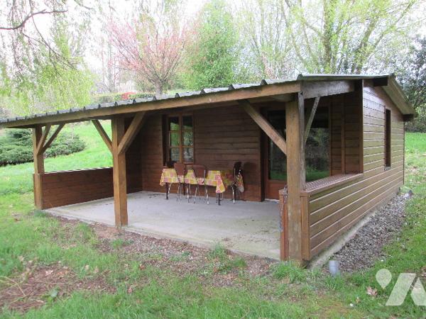 Belle propriété de loisirs avec étang et chalet, très bien entretenue sur 65 a 47ca de terrain.