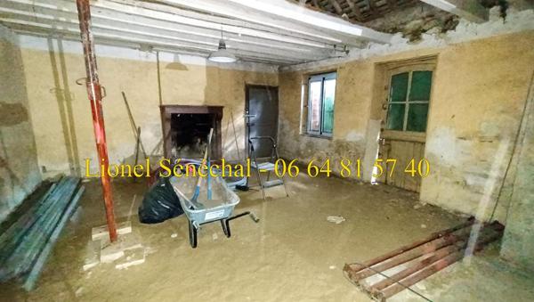 Longère à rénover de plus de 140 m2 avec des dépendances sur une parcelle de plus de 2 700 m2