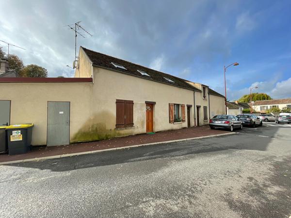 Immeuble de rapport à Chevry Cossigny 9 pièces.