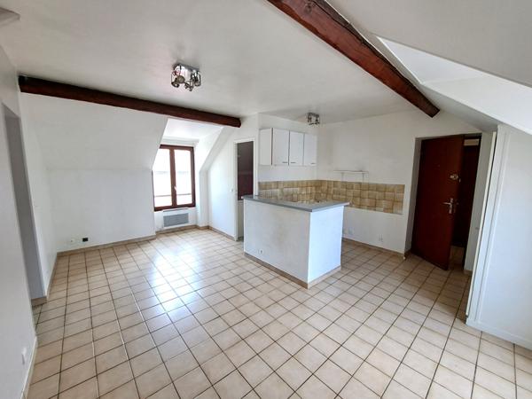 Immeuble de rapport à Chevry Cossigny 9 pièces.