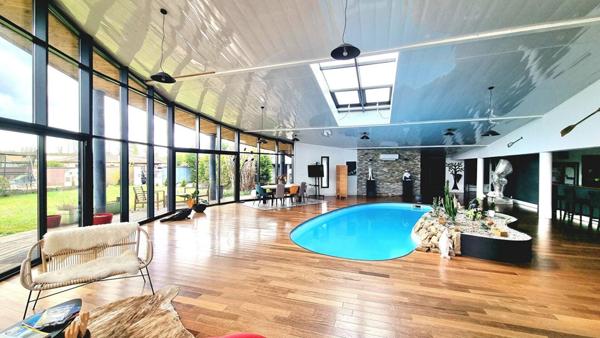 Villa d'Architecte de 800 m² - 16 pièces - 9 chambres - 1 appartement T3 - 1 piscine intérieure et 1 extérieure - parcelle 2500 m² - Le Temple