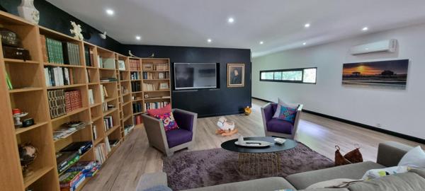 Villa d'Architecte de 800 m² - 16 pièces - 9 chambres - 1 appartement T3 - 1 piscine intérieure et 1 extérieure - parcelle 2500 m² - Le Temple