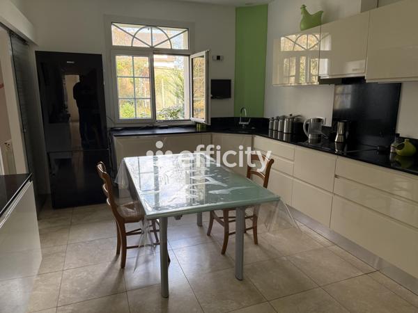 Maison 9 pièces - 225 m²