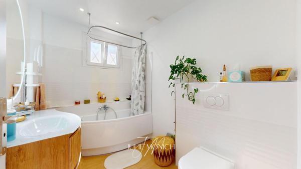 APPARTEMENT DE PRESTIGE ENTIÈREMENT RÉNOVÉ / TERRASSE VUE DÉGAGÉE