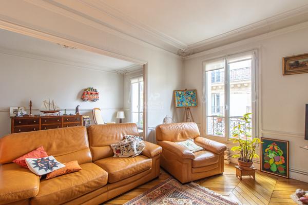 PARIS XVIII - MONTMARTRE - RUE HEGESIPPE MOREAU - EXCLUSIVITE - VIAGER OCCUPE. 315 000 € **  - Référence  6842-VC