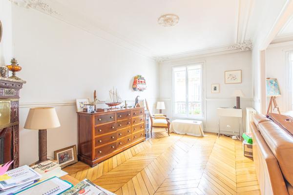 PARIS XVIII - MONTMARTRE - RUE HEGESIPPE MOREAU - EXCLUSIVITE - VIAGER OCCUPE. 315 000 € **  - Référence  6842-VC