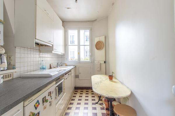 PARIS XVIII - MONTMARTRE - RUE HEGESIPPE MOREAU - EXCLUSIVITE - VIAGER OCCUPE. 315 000 € **  - Référence  6842-VC