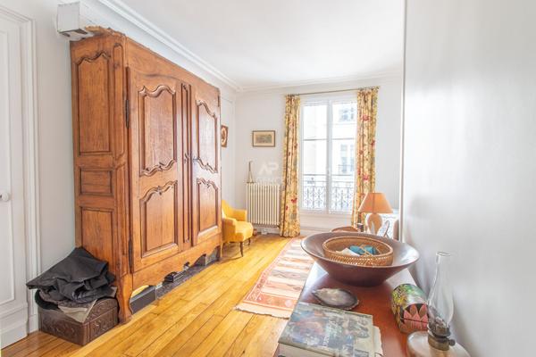 PARIS XVIII - MONTMARTRE - RUE HEGESIPPE MOREAU - EXCLUSIVITE - VIAGER OCCUPE. 315 000 € **  - Référence  6842-VC