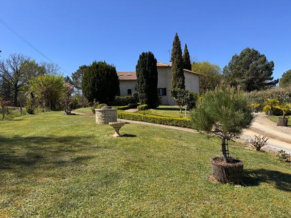 A VENDRE MAISON DE TYPE 5 DANS UN ENVIRONNEMENT DE QUALITE