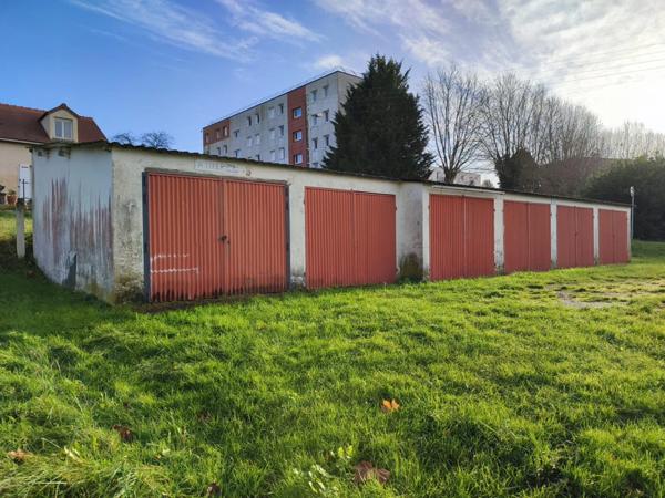 A Vendre ensemble de garages sur terrain constructible situé dans la jolie ville de PROVINS (77)