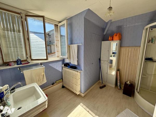 Maison d'habitation avec dépendance à VIRE