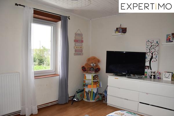 Pionsat (63330) Maison rénovée de 190m² sur 2667 m² de terrain clos et attenant.