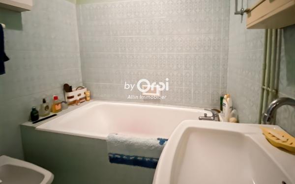 Maison à vendre    5 pièces •  Mazirat