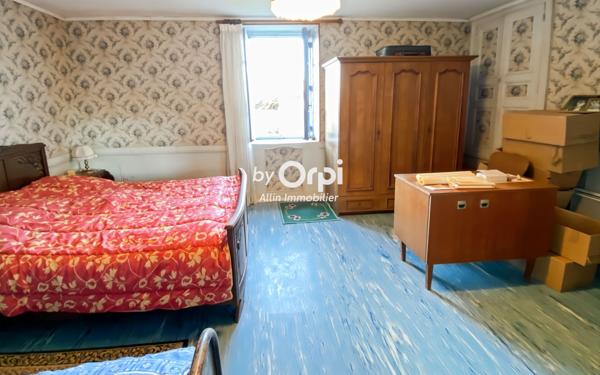 Maison à vendre    5 pièces •  Mazirat