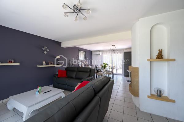 Dans un secteur recherché pour sa proximité des commodités, cette maison familiale se distingue par une combinaison devenue rare sur le marché local : volumes, fonctionnalité, équipements déjà en place et importantes surfaces annexes.

Dès l’entrée, la maison dévoile une circulation fluide et des espaces lumineux. Le séjour traversant avec cheminée offre une atmosphère chaleureuse et conviviale, prolongée par une cuisine aménagée et entièrement équipée, moderne et fonctionnelle. 
L’ensemble des pièces de vie bénéficie d’une belle ouverture sur l’extérieur et d’une luminosité agréable.
Le rez-de-chaussée permet une véritable vie de plain-pied grâce à la présence d’une chambre, d’une salle d’eau, d’un WC indépendant ainsi qu’une buanderie pratique et bien dimensionnée.

 À l’étage, trois chambres supplémentaires, une salle de bains et un second WC viennent compléter l’espace nuit.

À l’extérieur, le terrain clos et la terrasse renforcent le confort quotidien, tandis que les nombreuses dépendances constituent un véritable atout différenciant. 
Les garages et l’appentis représentent une valeur ajoutée importante pour du stationnement, du stockage, une activité ou des besoins spécifiques rarement satisfaits sur le marché actuel.
La maison est vendue avec un niveau d’équipement particulièrement intéressant, permettant une installation immédiate dans des conditions optimales. 

Si vous recherchez avant tout la praticité, le confort et un bien complet, contactez moi au plus vite.