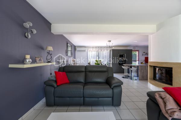 Dans un secteur recherché pour sa proximité des commodités, cette maison familiale se distingue par une combinaison devenue rare sur le marché local : volumes, fonctionnalité, équipements déjà en place et importantes surfaces annexes.

Dès l’entrée, la maison dévoile une circulation fluide et des espaces lumineux. Le séjour traversant avec cheminée offre une atmosphère chaleureuse et conviviale, prolongée par une cuisine aménagée et entièrement équipée, moderne et fonctionnelle. 
L’ensemble des pièces de vie bénéficie d’une belle ouverture sur l’extérieur et d’une luminosité agréable.
Le rez-de-chaussée permet une véritable vie de plain-pied grâce à la présence d’une chambre, d’une salle d’eau, d’un WC indépendant ainsi qu’une buanderie pratique et bien dimensionnée.

 À l’étage, trois chambres supplémentaires, une salle de bains et un second WC viennent compléter l’espace nuit.

À l’extérieur, le terrain clos et la terrasse renforcent le confort quotidien, tandis que les nombreuses dépendances constituent un véritable atout différenciant. 
Les garages et l’appentis représentent une valeur ajoutée importante pour du stationnement, du stockage, une activité ou des besoins spécifiques rarement satisfaits sur le marché actuel.
La maison est vendue avec un niveau d’équipement particulièrement intéressant, permettant une installation immédiate dans des conditions optimales. 

Si vous recherchez avant tout la praticité, le confort et un bien complet, contactez moi au plus vite.