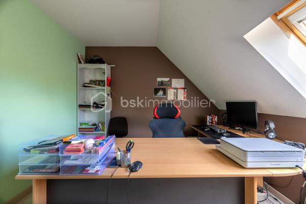 Dans un secteur recherché pour sa proximité des commodités, cette maison familiale se distingue par une combinaison devenue rare sur le marché local : volumes, fonctionnalité, équipements déjà en place et importantes surfaces annexes.

Dès l’entrée, la maison dévoile une circulation fluide et des espaces lumineux. Le séjour traversant avec cheminée offre une atmosphère chaleureuse et conviviale, prolongée par une cuisine aménagée et entièrement équipée, moderne et fonctionnelle. 
L’ensemble des pièces de vie bénéficie d’une belle ouverture sur l’extérieur et d’une luminosité agréable.
Le rez-de-chaussée permet une véritable vie de plain-pied grâce à la présence d’une chambre, d’une salle d’eau, d’un WC indépendant ainsi qu’une buanderie pratique et bien dimensionnée.

 À l’étage, trois chambres supplémentaires, une salle de bains et un second WC viennent compléter l’espace nuit.

À l’extérieur, le terrain clos et la terrasse renforcent le confort quotidien, tandis que les nombreuses dépendances constituent un véritable atout différenciant. 
Les garages et l’appentis représentent une valeur ajoutée importante pour du stationnement, du stockage, une activité ou des besoins spécifiques rarement satisfaits sur le marché actuel.
La maison est vendue avec un niveau d’équipement particulièrement intéressant, permettant une installation immédiate dans des conditions optimales. 

Si vous recherchez avant tout la praticité, le confort et un bien complet, contactez moi au plus vite.