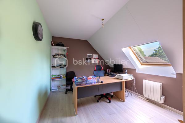 Dans un secteur recherché pour sa proximité des commodités, cette maison familiale se distingue par une combinaison devenue rare sur le marché local : volumes, fonctionnalité, équipements déjà en place et importantes surfaces annexes.

Dès l’entrée, la maison dévoile une circulation fluide et des espaces lumineux. Le séjour traversant avec cheminée offre une atmosphère chaleureuse et conviviale, prolongée par une cuisine aménagée et entièrement équipée, moderne et fonctionnelle. 
L’ensemble des pièces de vie bénéficie d’une belle ouverture sur l’extérieur et d’une luminosité agréable.
Le rez-de-chaussée permet une véritable vie de plain-pied grâce à la présence d’une chambre, d’une salle d’eau, d’un WC indépendant ainsi qu’une buanderie pratique et bien dimensionnée.

 À l’étage, trois chambres supplémentaires, une salle de bains et un second WC viennent compléter l’espace nuit.

À l’extérieur, le terrain clos et la terrasse renforcent le confort quotidien, tandis que les nombreuses dépendances constituent un véritable atout différenciant. 
Les garages et l’appentis représentent une valeur ajoutée importante pour du stationnement, du stockage, une activité ou des besoins spécifiques rarement satisfaits sur le marché actuel.
La maison est vendue avec un niveau d’équipement particulièrement intéressant, permettant une installation immédiate dans des conditions optimales. 

Si vous recherchez avant tout la praticité, le confort et un bien complet, contactez moi au plus vite.