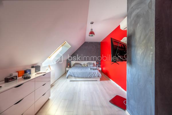 Dans un secteur recherché pour sa proximité des commodités, cette maison familiale se distingue par une combinaison devenue rare sur le marché local : volumes, fonctionnalité, équipements déjà en place et importantes surfaces annexes.

Dès l’entrée, la maison dévoile une circulation fluide et des espaces lumineux. Le séjour traversant avec cheminée offre une atmosphère chaleureuse et conviviale, prolongée par une cuisine aménagée et entièrement équipée, moderne et fonctionnelle. 
L’ensemble des pièces de vie bénéficie d’une belle ouverture sur l’extérieur et d’une luminosité agréable.
Le rez-de-chaussée permet une véritable vie de plain-pied grâce à la présence d’une chambre, d’une salle d’eau, d’un WC indépendant ainsi qu’une buanderie pratique et bien dimensionnée.

 À l’étage, trois chambres supplémentaires, une salle de bains et un second WC viennent compléter l’espace nuit.

À l’extérieur, le terrain clos et la terrasse renforcent le confort quotidien, tandis que les nombreuses dépendances constituent un véritable atout différenciant. 
Les garages et l’appentis représentent une valeur ajoutée importante pour du stationnement, du stockage, une activité ou des besoins spécifiques rarement satisfaits sur le marché actuel.
La maison est vendue avec un niveau d’équipement particulièrement intéressant, permettant une installation immédiate dans des conditions optimales. 

Si vous recherchez avant tout la praticité, le confort et un bien complet, contactez moi au plus vite.