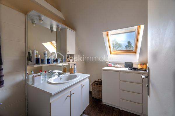 Dans un secteur recherché pour sa proximité des commodités, cette maison familiale se distingue par une combinaison devenue rare sur le marché local : volumes, fonctionnalité, équipements déjà en place et importantes surfaces annexes.

Dès l’entrée, la maison dévoile une circulation fluide et des espaces lumineux. Le séjour traversant avec cheminée offre une atmosphère chaleureuse et conviviale, prolongée par une cuisine aménagée et entièrement équipée, moderne et fonctionnelle. 
L’ensemble des pièces de vie bénéficie d’une belle ouverture sur l’extérieur et d’une luminosité agréable.
Le rez-de-chaussée permet une véritable vie de plain-pied grâce à la présence d’une chambre, d’une salle d’eau, d’un WC indépendant ainsi qu’une buanderie pratique et bien dimensionnée.

 À l’étage, trois chambres supplémentaires, une salle de bains et un second WC viennent compléter l’espace nuit.

À l’extérieur, le terrain clos et la terrasse renforcent le confort quotidien, tandis que les nombreuses dépendances constituent un véritable atout différenciant. 
Les garages et l’appentis représentent une valeur ajoutée importante pour du stationnement, du stockage, une activité ou des besoins spécifiques rarement satisfaits sur le marché actuel.
La maison est vendue avec un niveau d’équipement particulièrement intéressant, permettant une installation immédiate dans des conditions optimales. 

Si vous recherchez avant tout la praticité, le confort et un bien complet, contactez moi au plus vite.