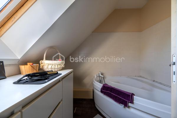 Dans un secteur recherché pour sa proximité des commodités, cette maison familiale se distingue par une combinaison devenue rare sur le marché local : volumes, fonctionnalité, équipements déjà en place et importantes surfaces annexes.

Dès l’entrée, la maison dévoile une circulation fluide et des espaces lumineux. Le séjour traversant avec cheminée offre une atmosphère chaleureuse et conviviale, prolongée par une cuisine aménagée et entièrement équipée, moderne et fonctionnelle. 
L’ensemble des pièces de vie bénéficie d’une belle ouverture sur l’extérieur et d’une luminosité agréable.
Le rez-de-chaussée permet une véritable vie de plain-pied grâce à la présence d’une chambre, d’une salle d’eau, d’un WC indépendant ainsi qu’une buanderie pratique et bien dimensionnée.

 À l’étage, trois chambres supplémentaires, une salle de bains et un second WC viennent compléter l’espace nuit.

À l’extérieur, le terrain clos et la terrasse renforcent le confort quotidien, tandis que les nombreuses dépendances constituent un véritable atout différenciant. 
Les garages et l’appentis représentent une valeur ajoutée importante pour du stationnement, du stockage, une activité ou des besoins spécifiques rarement satisfaits sur le marché actuel.
La maison est vendue avec un niveau d’équipement particulièrement intéressant, permettant une installation immédiate dans des conditions optimales. 

Si vous recherchez avant tout la praticité, le confort et un bien complet, contactez moi au plus vite.