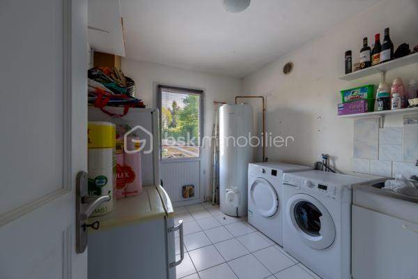 Dans un secteur recherché pour sa proximité des commodités, cette maison familiale se distingue par une combinaison devenue rare sur le marché local : volumes, fonctionnalité, équipements déjà en place et importantes surfaces annexes.

Dès l’entrée, la maison dévoile une circulation fluide et des espaces lumineux. Le séjour traversant avec cheminée offre une atmosphère chaleureuse et conviviale, prolongée par une cuisine aménagée et entièrement équipée, moderne et fonctionnelle. 
L’ensemble des pièces de vie bénéficie d’une belle ouverture sur l’extérieur et d’une luminosité agréable.
Le rez-de-chaussée permet une véritable vie de plain-pied grâce à la présence d’une chambre, d’une salle d’eau, d’un WC indépendant ainsi qu’une buanderie pratique et bien dimensionnée.

 À l’étage, trois chambres supplémentaires, une salle de bains et un second WC viennent compléter l’espace nuit.

À l’extérieur, le terrain clos et la terrasse renforcent le confort quotidien, tandis que les nombreuses dépendances constituent un véritable atout différenciant. 
Les garages et l’appentis représentent une valeur ajoutée importante pour du stationnement, du stockage, une activité ou des besoins spécifiques rarement satisfaits sur le marché actuel.
La maison est vendue avec un niveau d’équipement particulièrement intéressant, permettant une installation immédiate dans des conditions optimales. 

Si vous recherchez avant tout la praticité, le confort et un bien complet, contactez moi au plus vite.