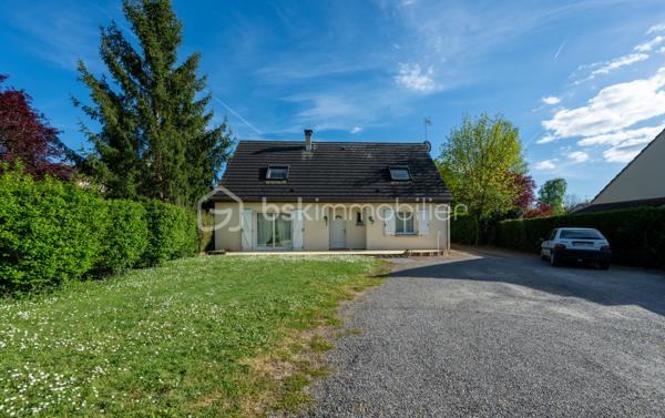 Dans un secteur recherché pour sa proximité des commodités, cette maison familiale se distingue par une combinaison devenue rare sur le marché local : volumes, fonctionnalité, équipements déjà en place et importantes surfaces annexes.

Dès l’entrée, la maison dévoile une circulation fluide et des espaces lumineux. Le séjour traversant avec cheminée offre une atmosphère chaleureuse et conviviale, prolongée par une cuisine aménagée et entièrement équipée, moderne et fonctionnelle. 
L’ensemble des pièces de vie bénéficie d’une belle ouverture sur l’extérieur et d’une luminosité agréable.
Le rez-de-chaussée permet une véritable vie de plain-pied grâce à la présence d’une chambre, d’une salle d’eau, d’un WC indépendant ainsi qu’une buanderie pratique et bien dimensionnée.

 À l’étage, trois chambres supplémentaires, une salle de bains et un second WC viennent compléter l’espace nuit.

À l’extérieur, le terrain clos et la terrasse renforcent le confort quotidien, tandis que les nombreuses dépendances constituent un véritable atout différenciant. 
Les garages et l’appentis représentent une valeur ajoutée importante pour du stationnement, du stockage, une activité ou des besoins spécifiques rarement satisfaits sur le marché actuel.
La maison est vendue avec un niveau d’équipement particulièrement intéressant, permettant une installation immédiate dans des conditions optimales. 

Si vous recherchez avant tout la praticité, le confort et un bien complet, contactez moi au plus vite.