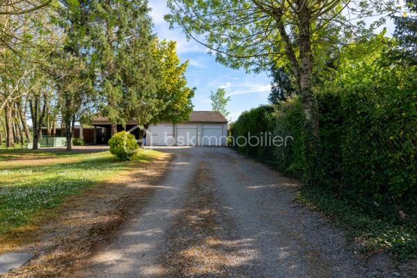 Dans un secteur recherché pour sa proximité des commodités, cette maison familiale se distingue par une combinaison devenue rare sur le marché local : volumes, fonctionnalité, équipements déjà en place et importantes surfaces annexes.

Dès l’entrée, la maison dévoile une circulation fluide et des espaces lumineux. Le séjour traversant avec cheminée offre une atmosphère chaleureuse et conviviale, prolongée par une cuisine aménagée et entièrement équipée, moderne et fonctionnelle. 
L’ensemble des pièces de vie bénéficie d’une belle ouverture sur l’extérieur et d’une luminosité agréable.
Le rez-de-chaussée permet une véritable vie de plain-pied grâce à la présence d’une chambre, d’une salle d’eau, d’un WC indépendant ainsi qu’une buanderie pratique et bien dimensionnée.

 À l’étage, trois chambres supplémentaires, une salle de bains et un second WC viennent compléter l’espace nuit.

À l’extérieur, le terrain clos et la terrasse renforcent le confort quotidien, tandis que les nombreuses dépendances constituent un véritable atout différenciant. 
Les garages et l’appentis représentent une valeur ajoutée importante pour du stationnement, du stockage, une activité ou des besoins spécifiques rarement satisfaits sur le marché actuel.
La maison est vendue avec un niveau d’équipement particulièrement intéressant, permettant une installation immédiate dans des conditions optimales. 

Si vous recherchez avant tout la praticité, le confort et un bien complet, contactez moi au plus vite.