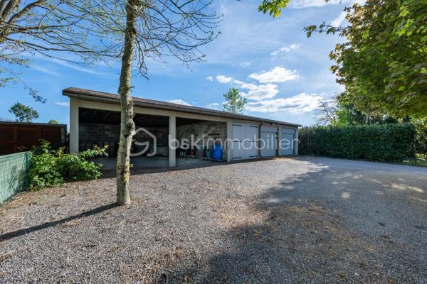 Dans un secteur recherché pour sa proximité des commodités, cette maison familiale se distingue par une combinaison devenue rare sur le marché local : volumes, fonctionnalité, équipements déjà en place et importantes surfaces annexes.

Dès l’entrée, la maison dévoile une circulation fluide et des espaces lumineux. Le séjour traversant avec cheminée offre une atmosphère chaleureuse et conviviale, prolongée par une cuisine aménagée et entièrement équipée, moderne et fonctionnelle. 
L’ensemble des pièces de vie bénéficie d’une belle ouverture sur l’extérieur et d’une luminosité agréable.
Le rez-de-chaussée permet une véritable vie de plain-pied grâce à la présence d’une chambre, d’une salle d’eau, d’un WC indépendant ainsi qu’une buanderie pratique et bien dimensionnée.

 À l’étage, trois chambres supplémentaires, une salle de bains et un second WC viennent compléter l’espace nuit.

À l’extérieur, le terrain clos et la terrasse renforcent le confort quotidien, tandis que les nombreuses dépendances constituent un véritable atout différenciant. 
Les garages et l’appentis représentent une valeur ajoutée importante pour du stationnement, du stockage, une activité ou des besoins spécifiques rarement satisfaits sur le marché actuel.
La maison est vendue avec un niveau d’équipement particulièrement intéressant, permettant une installation immédiate dans des conditions optimales. 

Si vous recherchez avant tout la praticité, le confort et un bien complet, contactez moi au plus vite.