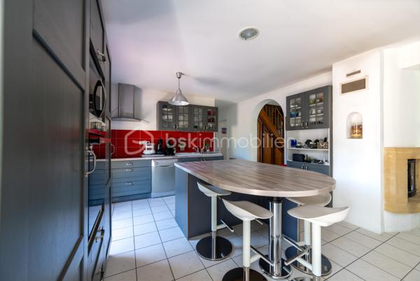 Dans un secteur recherché pour sa proximité des commodités, cette maison familiale se distingue par une combinaison devenue rare sur le marché local : volumes, fonctionnalité, équipements déjà en place et importantes surfaces annexes.

Dès l’entrée, la maison dévoile une circulation fluide et des espaces lumineux. Le séjour traversant avec cheminée offre une atmosphère chaleureuse et conviviale, prolongée par une cuisine aménagée et entièrement équipée, moderne et fonctionnelle. 
L’ensemble des pièces de vie bénéficie d’une belle ouverture sur l’extérieur et d’une luminosité agréable.
Le rez-de-chaussée permet une véritable vie de plain-pied grâce à la présence d’une chambre, d’une salle d’eau, d’un WC indépendant ainsi qu’une buanderie pratique et bien dimensionnée.

 À l’étage, trois chambres supplémentaires, une salle de bains et un second WC viennent compléter l’espace nuit.

À l’extérieur, le terrain clos et la terrasse renforcent le confort quotidien, tandis que les nombreuses dépendances constituent un véritable atout différenciant. 
Les garages et l’appentis représentent une valeur ajoutée importante pour du stationnement, du stockage, une activité ou des besoins spécifiques rarement satisfaits sur le marché actuel.
La maison est vendue avec un niveau d’équipement particulièrement intéressant, permettant une installation immédiate dans des conditions optimales. 

Si vous recherchez avant tout la praticité, le confort et un bien complet, contactez moi au plus vite.