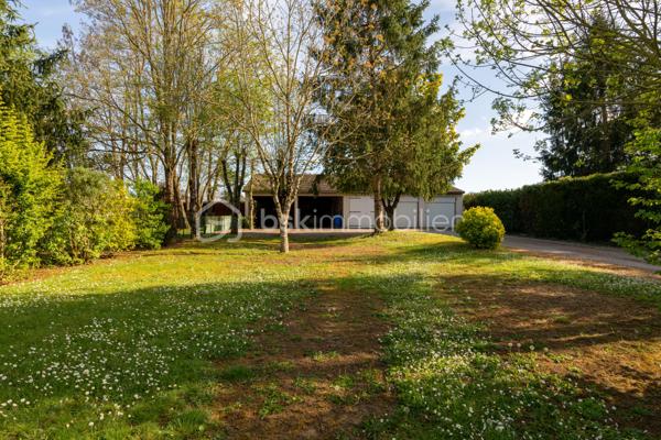 Dans un secteur recherché pour sa proximité des commodités, cette maison familiale se distingue par une combinaison devenue rare sur le marché local : volumes, fonctionnalité, équipements déjà en place et importantes surfaces annexes.

Dès l’entrée, la maison dévoile une circulation fluide et des espaces lumineux. Le séjour traversant avec cheminée offre une atmosphère chaleureuse et conviviale, prolongée par une cuisine aménagée et entièrement équipée, moderne et fonctionnelle. 
L’ensemble des pièces de vie bénéficie d’une belle ouverture sur l’extérieur et d’une luminosité agréable.
Le rez-de-chaussée permet une véritable vie de plain-pied grâce à la présence d’une chambre, d’une salle d’eau, d’un WC indépendant ainsi qu’une buanderie pratique et bien dimensionnée.

 À l’étage, trois chambres supplémentaires, une salle de bains et un second WC viennent compléter l’espace nuit.

À l’extérieur, le terrain clos et la terrasse renforcent le confort quotidien, tandis que les nombreuses dépendances constituent un véritable atout différenciant. 
Les garages et l’appentis représentent une valeur ajoutée importante pour du stationnement, du stockage, une activité ou des besoins spécifiques rarement satisfaits sur le marché actuel.
La maison est vendue avec un niveau d’équipement particulièrement intéressant, permettant une installation immédiate dans des conditions optimales. 

Si vous recherchez avant tout la praticité, le confort et un bien complet, contactez moi au plus vite.