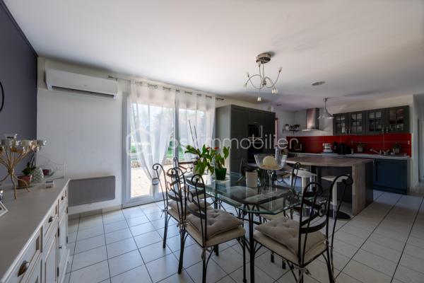 Dans un secteur recherché pour sa proximité des commodités, cette maison familiale se distingue par une combinaison devenue rare sur le marché local : volumes, fonctionnalité, équipements déjà en place et importantes surfaces annexes.

Dès l’entrée, la maison dévoile une circulation fluide et des espaces lumineux. Le séjour traversant avec cheminée offre une atmosphère chaleureuse et conviviale, prolongée par une cuisine aménagée et entièrement équipée, moderne et fonctionnelle. 
L’ensemble des pièces de vie bénéficie d’une belle ouverture sur l’extérieur et d’une luminosité agréable.
Le rez-de-chaussée permet une véritable vie de plain-pied grâce à la présence d’une chambre, d’une salle d’eau, d’un WC indépendant ainsi qu’une buanderie pratique et bien dimensionnée.

 À l’étage, trois chambres supplémentaires, une salle de bains et un second WC viennent compléter l’espace nuit.

À l’extérieur, le terrain clos et la terrasse renforcent le confort quotidien, tandis que les nombreuses dépendances constituent un véritable atout différenciant. 
Les garages et l’appentis représentent une valeur ajoutée importante pour du stationnement, du stockage, une activité ou des besoins spécifiques rarement satisfaits sur le marché actuel.
La maison est vendue avec un niveau d’équipement particulièrement intéressant, permettant une installation immédiate dans des conditions optimales. 

Si vous recherchez avant tout la praticité, le confort et un bien complet, contactez moi au plus vite.