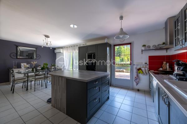 Dans un secteur recherché pour sa proximité des commodités, cette maison familiale se distingue par une combinaison devenue rare sur le marché local : volumes, fonctionnalité, équipements déjà en place et importantes surfaces annexes.

Dès l’entrée, la maison dévoile une circulation fluide et des espaces lumineux. Le séjour traversant avec cheminée offre une atmosphère chaleureuse et conviviale, prolongée par une cuisine aménagée et entièrement équipée, moderne et fonctionnelle. 
L’ensemble des pièces de vie bénéficie d’une belle ouverture sur l’extérieur et d’une luminosité agréable.
Le rez-de-chaussée permet une véritable vie de plain-pied grâce à la présence d’une chambre, d’une salle d’eau, d’un WC indépendant ainsi qu’une buanderie pratique et bien dimensionnée.

 À l’étage, trois chambres supplémentaires, une salle de bains et un second WC viennent compléter l’espace nuit.

À l’extérieur, le terrain clos et la terrasse renforcent le confort quotidien, tandis que les nombreuses dépendances constituent un véritable atout différenciant. 
Les garages et l’appentis représentent une valeur ajoutée importante pour du stationnement, du stockage, une activité ou des besoins spécifiques rarement satisfaits sur le marché actuel.
La maison est vendue avec un niveau d’équipement particulièrement intéressant, permettant une installation immédiate dans des conditions optimales. 

Si vous recherchez avant tout la praticité, le confort et un bien complet, contactez moi au plus vite.