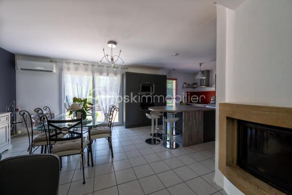 Dans un secteur recherché pour sa proximité des commodités, cette maison familiale se distingue par une combinaison devenue rare sur le marché local : volumes, fonctionnalité, équipements déjà en place et importantes surfaces annexes.

Dès l’entrée, la maison dévoile une circulation fluide et des espaces lumineux. Le séjour traversant avec cheminée offre une atmosphère chaleureuse et conviviale, prolongée par une cuisine aménagée et entièrement équipée, moderne et fonctionnelle. 
L’ensemble des pièces de vie bénéficie d’une belle ouverture sur l’extérieur et d’une luminosité agréable.
Le rez-de-chaussée permet une véritable vie de plain-pied grâce à la présence d’une chambre, d’une salle d’eau, d’un WC indépendant ainsi qu’une buanderie pratique et bien dimensionnée.

 À l’étage, trois chambres supplémentaires, une salle de bains et un second WC viennent compléter l’espace nuit.

À l’extérieur, le terrain clos et la terrasse renforcent le confort quotidien, tandis que les nombreuses dépendances constituent un véritable atout différenciant. 
Les garages et l’appentis représentent une valeur ajoutée importante pour du stationnement, du stockage, une activité ou des besoins spécifiques rarement satisfaits sur le marché actuel.
La maison est vendue avec un niveau d’équipement particulièrement intéressant, permettant une installation immédiate dans des conditions optimales. 

Si vous recherchez avant tout la praticité, le confort et un bien complet, contactez moi au plus vite.