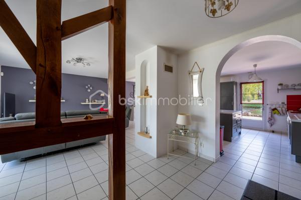 Dans un secteur recherché pour sa proximité des commodités, cette maison familiale se distingue par une combinaison devenue rare sur le marché local : volumes, fonctionnalité, équipements déjà en place et importantes surfaces annexes.

Dès l’entrée, la maison dévoile une circulation fluide et des espaces lumineux. Le séjour traversant avec cheminée offre une atmosphère chaleureuse et conviviale, prolongée par une cuisine aménagée et entièrement équipée, moderne et fonctionnelle. 
L’ensemble des pièces de vie bénéficie d’une belle ouverture sur l’extérieur et d’une luminosité agréable.
Le rez-de-chaussée permet une véritable vie de plain-pied grâce à la présence d’une chambre, d’une salle d’eau, d’un WC indépendant ainsi qu’une buanderie pratique et bien dimensionnée.

 À l’étage, trois chambres supplémentaires, une salle de bains et un second WC viennent compléter l’espace nuit.

À l’extérieur, le terrain clos et la terrasse renforcent le confort quotidien, tandis que les nombreuses dépendances constituent un véritable atout différenciant. 
Les garages et l’appentis représentent une valeur ajoutée importante pour du stationnement, du stockage, une activité ou des besoins spécifiques rarement satisfaits sur le marché actuel.
La maison est vendue avec un niveau d’équipement particulièrement intéressant, permettant une installation immédiate dans des conditions optimales. 

Si vous recherchez avant tout la praticité, le confort et un bien complet, contactez moi au plus vite.