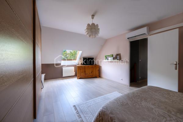 Dans un secteur recherché pour sa proximité des commodités, cette maison familiale se distingue par une combinaison devenue rare sur le marché local : volumes, fonctionnalité, équipements déjà en place et importantes surfaces annexes.

Dès l’entrée, la maison dévoile une circulation fluide et des espaces lumineux. Le séjour traversant avec cheminée offre une atmosphère chaleureuse et conviviale, prolongée par une cuisine aménagée et entièrement équipée, moderne et fonctionnelle. 
L’ensemble des pièces de vie bénéficie d’une belle ouverture sur l’extérieur et d’une luminosité agréable.
Le rez-de-chaussée permet une véritable vie de plain-pied grâce à la présence d’une chambre, d’une salle d’eau, d’un WC indépendant ainsi qu’une buanderie pratique et bien dimensionnée.

 À l’étage, trois chambres supplémentaires, une salle de bains et un second WC viennent compléter l’espace nuit.

À l’extérieur, le terrain clos et la terrasse renforcent le confort quotidien, tandis que les nombreuses dépendances constituent un véritable atout différenciant. 
Les garages et l’appentis représentent une valeur ajoutée importante pour du stationnement, du stockage, une activité ou des besoins spécifiques rarement satisfaits sur le marché actuel.
La maison est vendue avec un niveau d’équipement particulièrement intéressant, permettant une installation immédiate dans des conditions optimales. 

Si vous recherchez avant tout la praticité, le confort et un bien complet, contactez moi au plus vite.