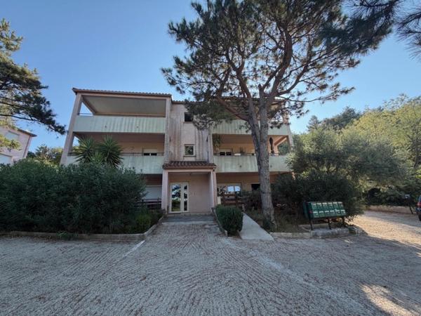 Appartement rez-de-jardin, 3 pièces avec terrasse, cave et place de parking privatives