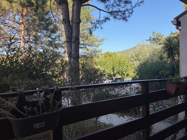 Appartement rez-de-jardin, 3 pièces avec terrasse, cave et place de parking privatives