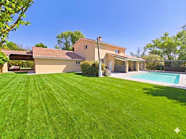 Magnifique Maison T7 220m2 sur 2000m2 de Terrain avec Piscine!!!