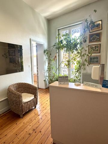 📍 ROANNE CENTRE 

🏡 Découvrez ce jour avec Ophélie GINEYS Bsk immobilier , Un appartement ancien aux volumes généreux, offrant un véritable potentiel de transformation et de division en plein cœur de Roanne , proche de toutes les commodités , rue Jean Jaurès.

Situé au 2ᵉ étage d’une résidence sécurisée, à proximité immédiate de toutes les commodités, cet ancien cabinet dentaire de 175 m² offre aujourd’hui une configuration particulièrement intéressante pour un projet immobilier.

🚨 Son atout majeur ? 3 portes distinctes sur le palier, permettant d’envisager une division en plusieurs lots.

- La création de 2 appartements après travaux apparaît comme une configuration particulièrement pertinente.

🔑 Côté potentiel : 

• Environ 175 m² de surface
• Grande entrée avec espace cabinet et rangements
• Salon/séjour d’environ 40 m²
• Plusieurs pièces permettant la création de chambres de 11 à 16 m²
• Coin cuisine avec espace douche
• WC indépendant
• Parquet ancien d’origine
• Cheminées décoratives
• Double vitrage PVC et bois + volets roulants électriques 
• 2 chaudières individuelles au gaz
• 2 caves
• Possibilité de louer un garage à proximité pour 50 €/mois

🏗️ Un bien à réinventer selon vos envies et votre stratégie patrimoniale :

➡️ Création de 2 appartements
➡️ Résidence principale avec beaux volumes
➡️ Projet d’investissement locatif
➡️ Division et valorisation après travaux

📊 Informations complémentaires :

• DPE : E
• Taxe foncière : 1 800 €/an
• Charges de copropriété : 550 €/trimestre (entretien des communs , eau froide , électricité commune , assurance de l’immeuble)
• Résidence sécurisée
• rafraîchissements à prévoir.